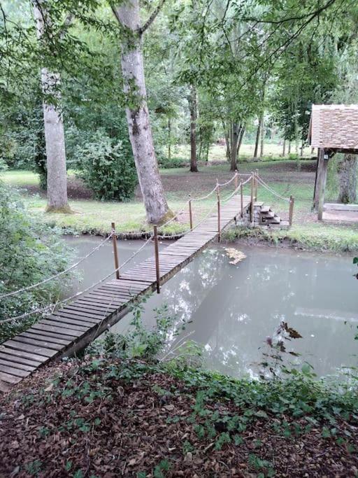 Maison de village en bord de rivière Narcy Esterno foto