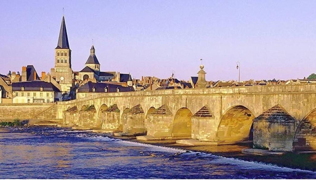 Maison de village en bord de rivière Narcy Esterno foto