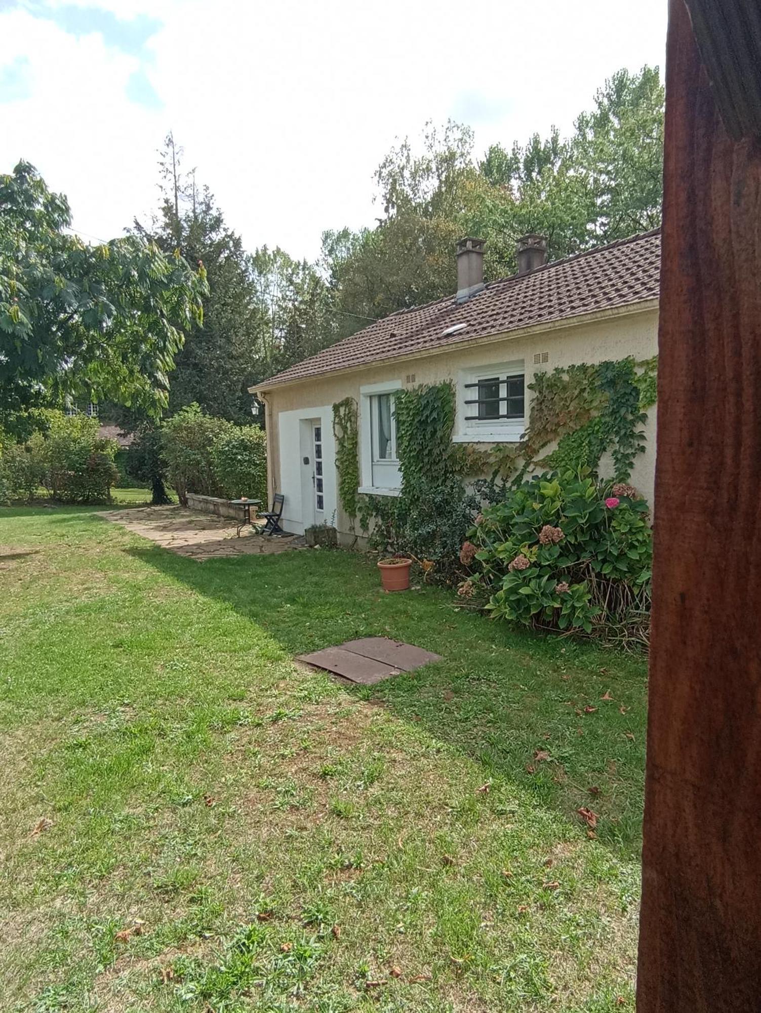 Maison de village en bord de rivière Narcy Esterno foto
